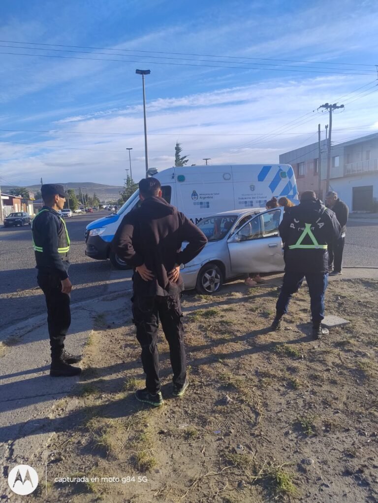 Choque en Avenida Constituyentes: una mujer lesionada