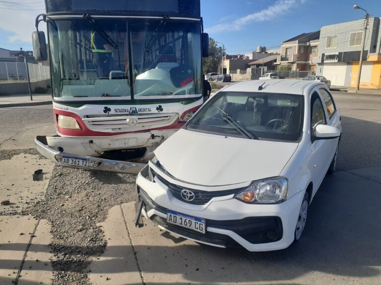 Choque sin heridos entre colectivo y vehículo particular