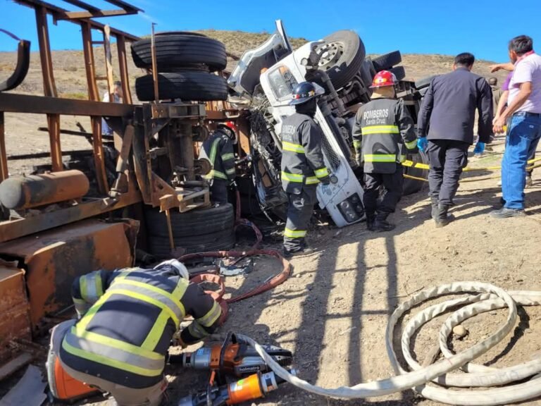 Camionero volcó en Ruta 3 y fue rescatado por Bomberos