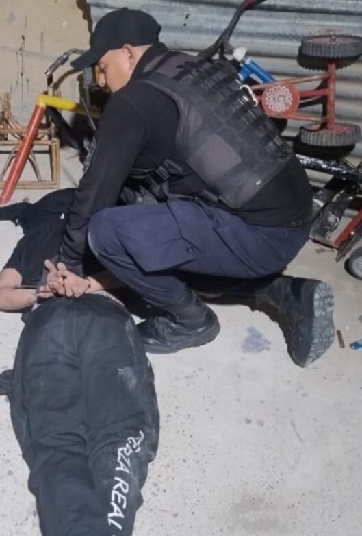 Intentó robar un vehículo, trató de esconderse en un patio y fue detenido