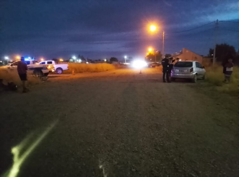 Un motociclista chocó contra un vehículo y terminó hospitalizado