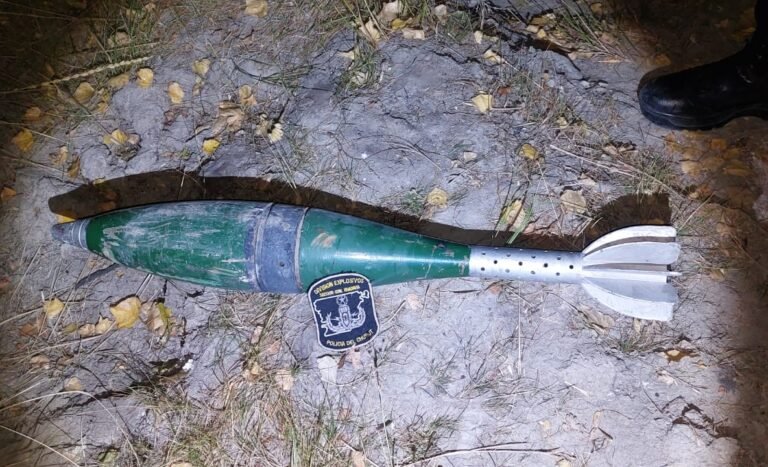 Encontró una granada de mortero mientras nadaba en un río