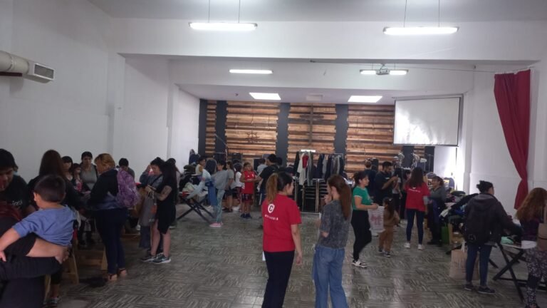 Organizan ropero solidario para ayudar a familias carenciadas
