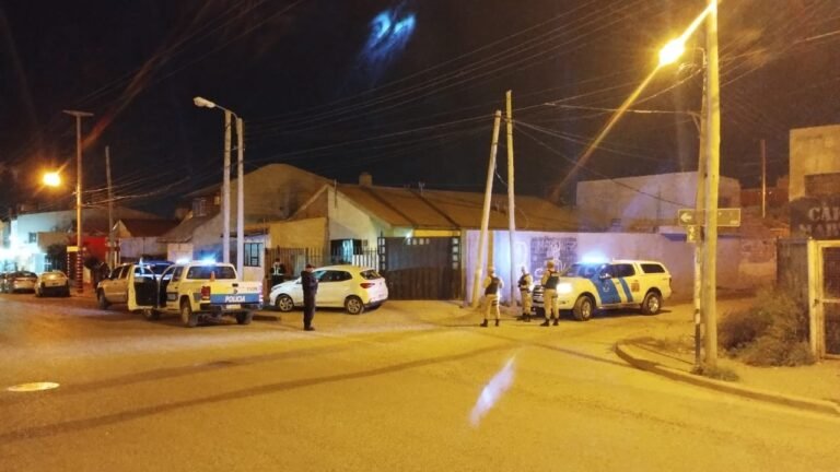 Rompieron la luneta de un auto para robar y terminaron detenidos