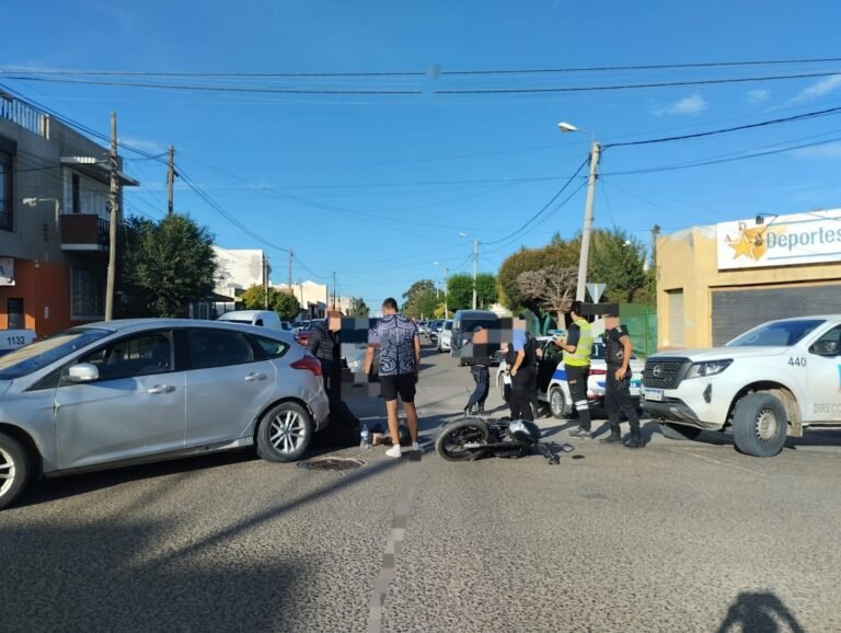 Choque entre una moto y un vehículo deja un hombre hospitalizado