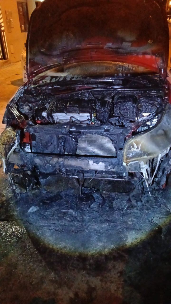 Un auto fue consumido por las llamas e investigan posible intencionalidad