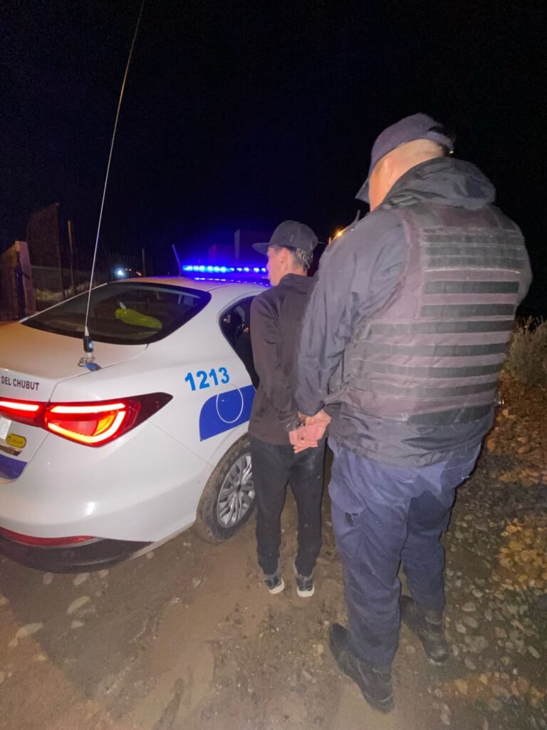 Le pidió agua caliente a un menor y terminó preso