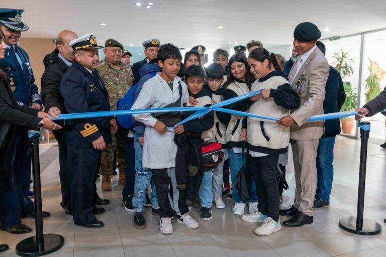Quedó abierta al público la Muestra Estática de Malvinas en el Centro Cultural