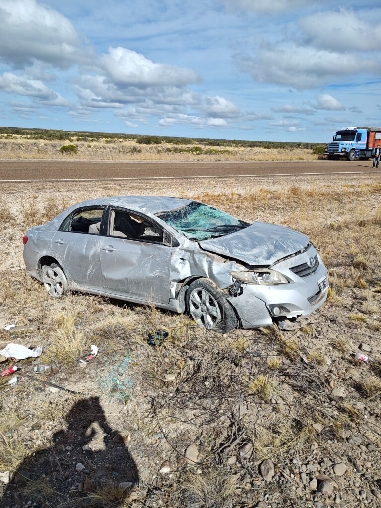 Ruta 3: un conductor mordió la banquina y volcó