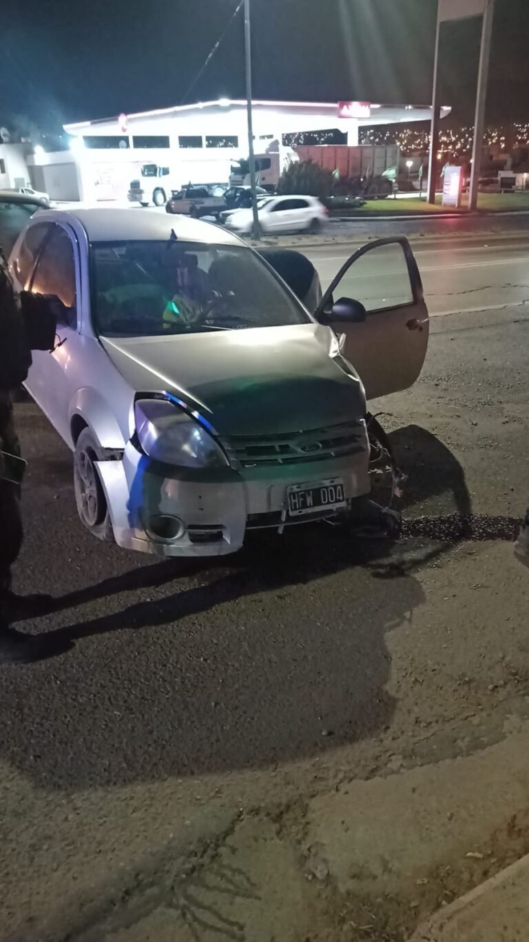Choque entre camión y auto particular en Avenida Hipólito Yrigoyen