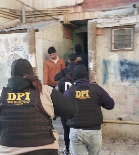 Ofrecían objetos robados en redes sociales y fueron allanados