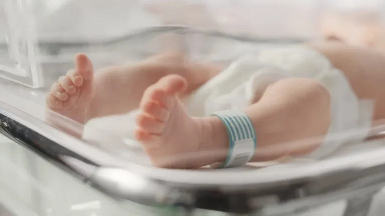 Inyectaron leche en el suero de un bebé en un hospital y está grave