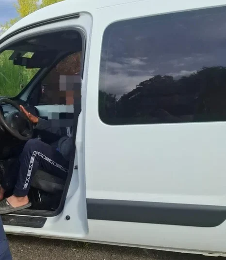 Un hombre alcoholizado fue encontrado dormido al volante en plena ruta