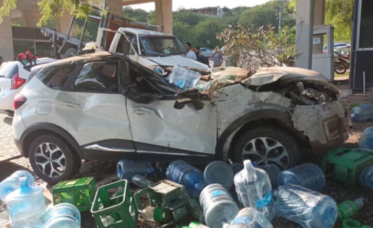 Un camión cayó desde un puente y aplastó dos autos y una moto