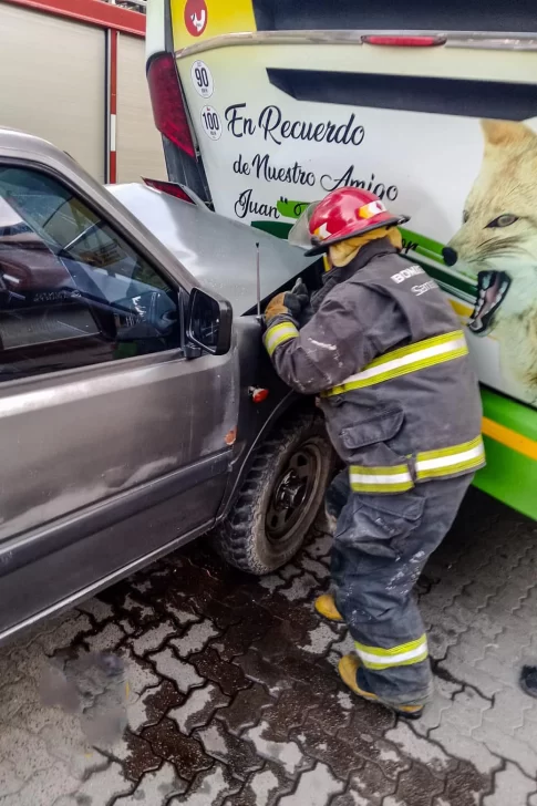 Perdió el control de la camioneta y chocó contra un colectivo