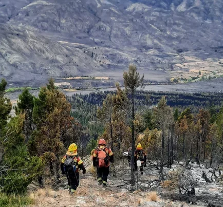 Lograron contener el fuego en Huella de los Rifleros