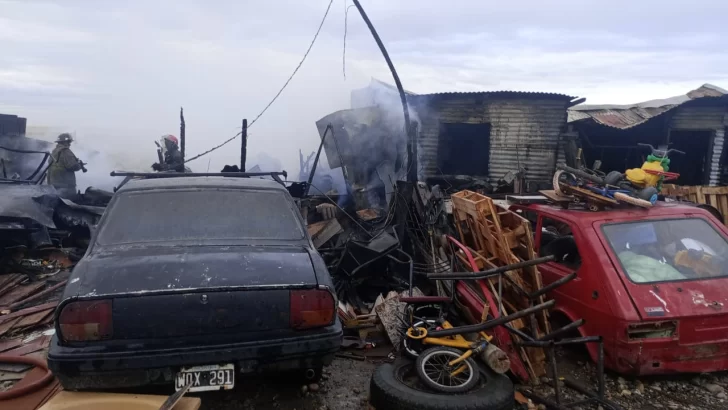 Un voraz incendio en Río Gallegos consumió varias viviendas