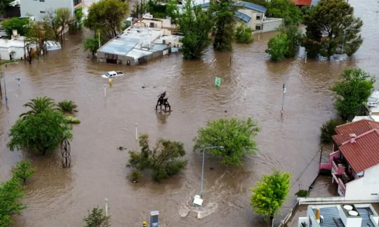 Inundaciones en Bahía Blanca: Más de mil evacuados y al menos 10 muertos
