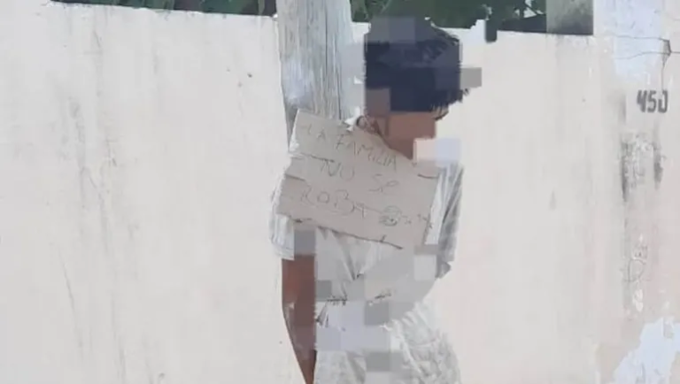 Ladrón le robó a un familiar y lo ataron a un poste con un cartel: “La familia no se le roba”