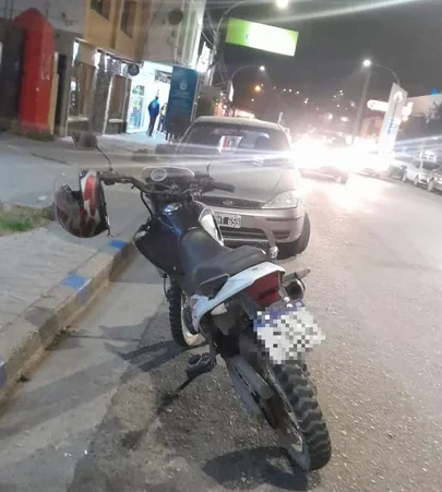 Circulaba en contramano, se negó a presentar los papeles e incitó a pelear a la policía