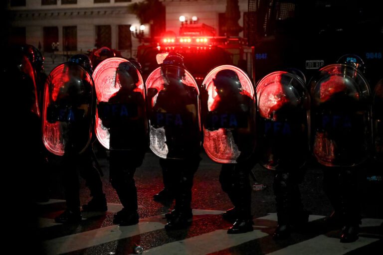 Marcha por jubilados: 39 detenidos y 5 policías heridos durante el fuerte operativo de seguridad