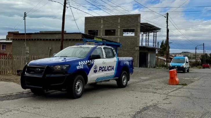Hombre armado se atrincheró con un niño y amenazó a la policía: el menor fue hospitalizado