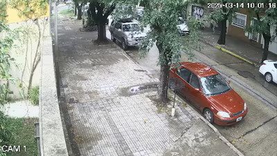 Un motochorro le arrebató la cartera a una jubilada y la arrastró varios metros