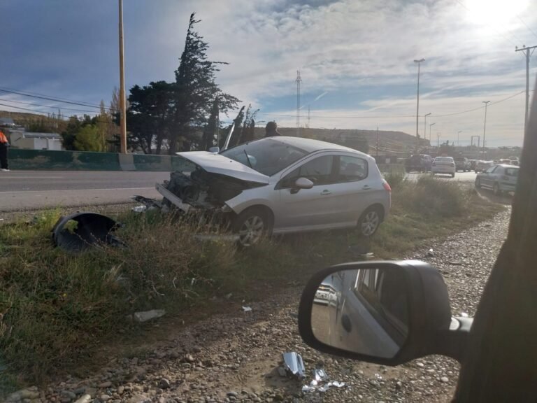 Accidente en Avenida Hipólito Yrigoyen: un conductor impactó contra un poste de luz