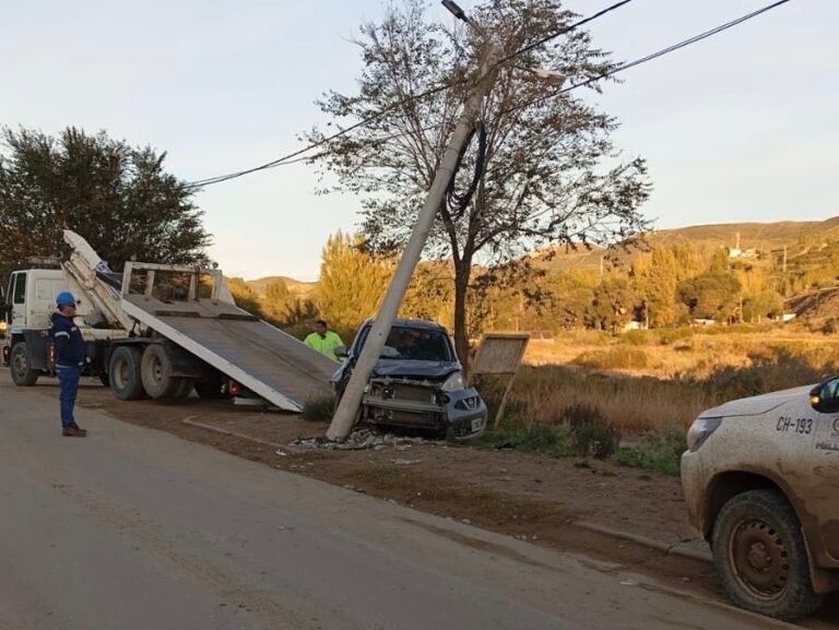 Manejaba borracho, chocó contra un poste de luz y debió ser trasladado al Hospital Alvear