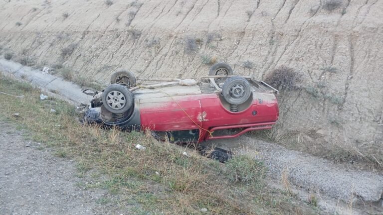 Perdió el control del auto y volcó en el camino Roque González