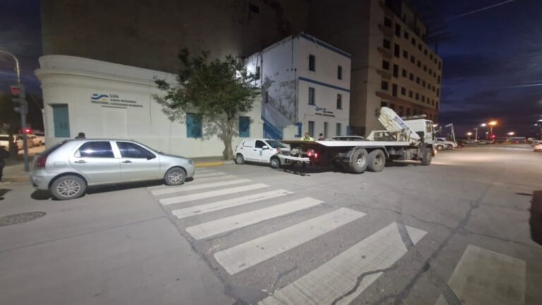 Manejaban borrachos, chocaron y huyeron del lugar