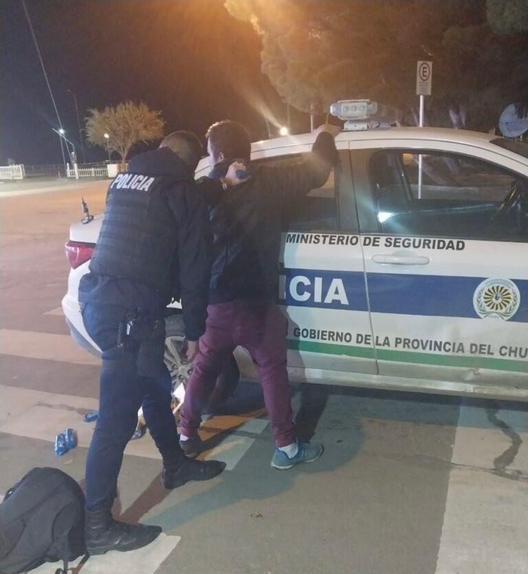 Robó golosinas de una estación de servicio y salió corriendo