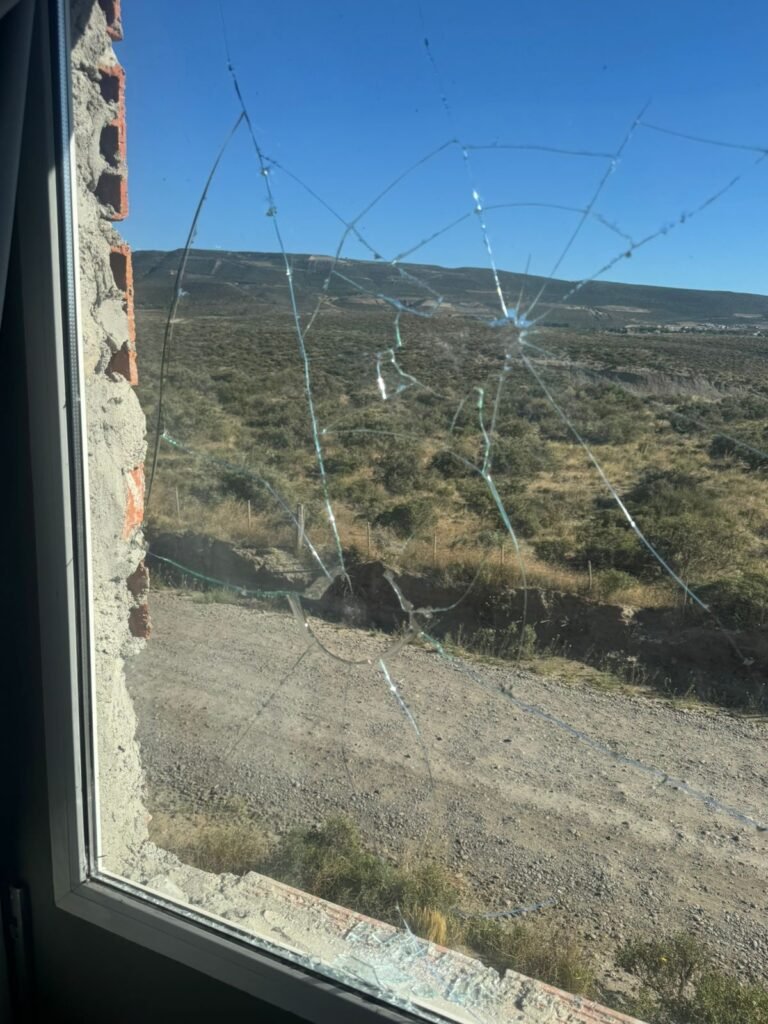Vandalismo en Bella Vista Sur: menores alcoholizados rompieron vidrios de casas y autos