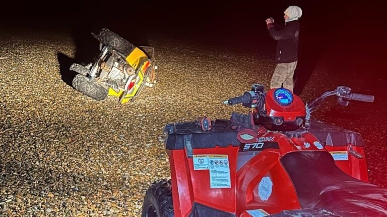 Dos pescadores tuvieron que ser rescatados tras un accidente en cuatriciclo