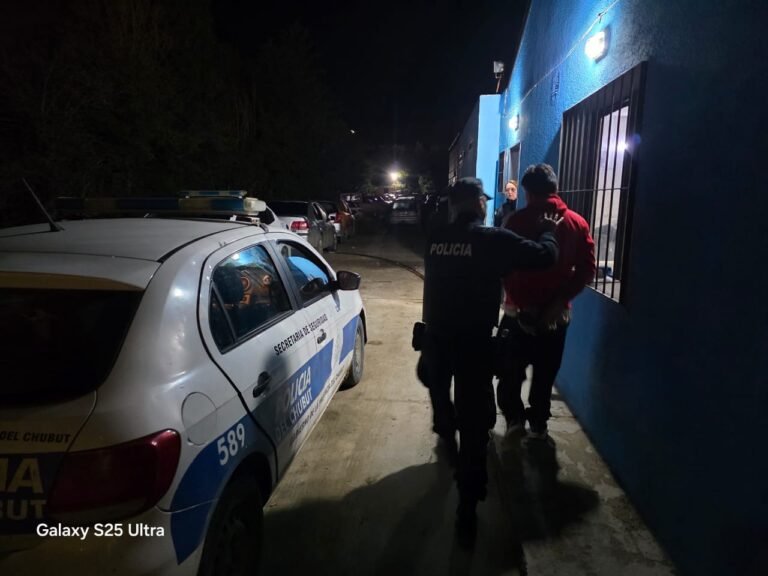 Circulaba ebrio, en contramano, sin papeles y quiso pelear con la policía