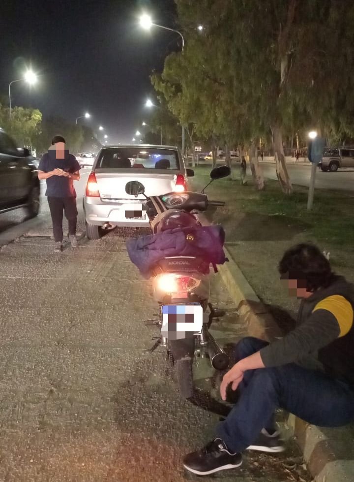Un auto y una moto chocaron en Avenida Hipólito Yrigoyen y Portugal