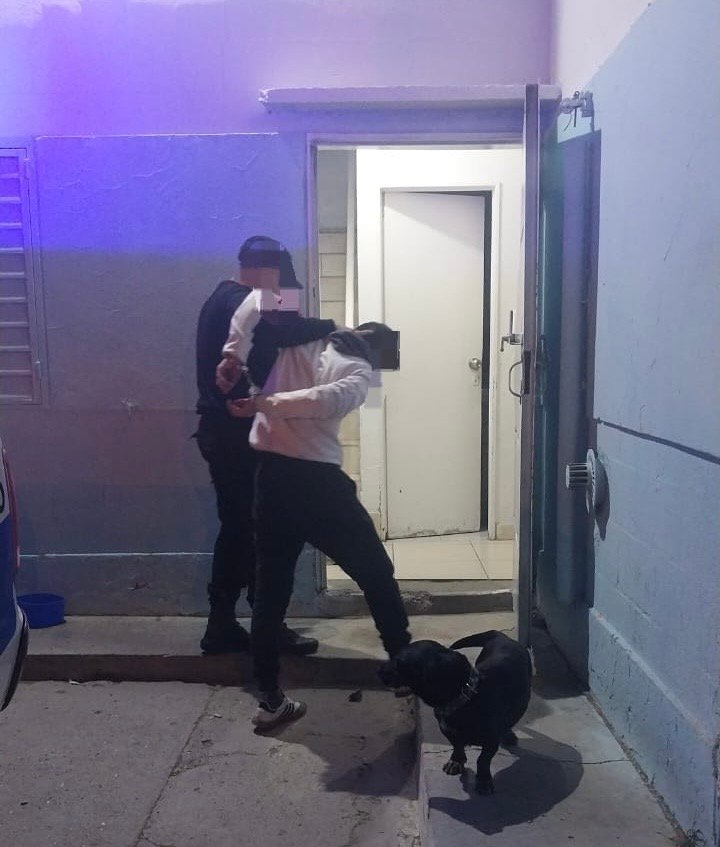 Intentó llevar comida sin pagar, pero los dueños del local lo atraparon