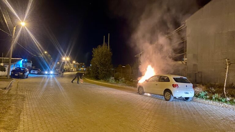 Iba manejando y por una falla mecánica se le comenzó a prender fuego el auto