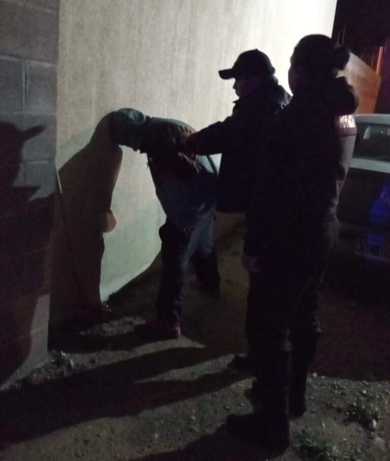 Estaba durmiendo y un ladrón entró a su casa tras romper un vidrio