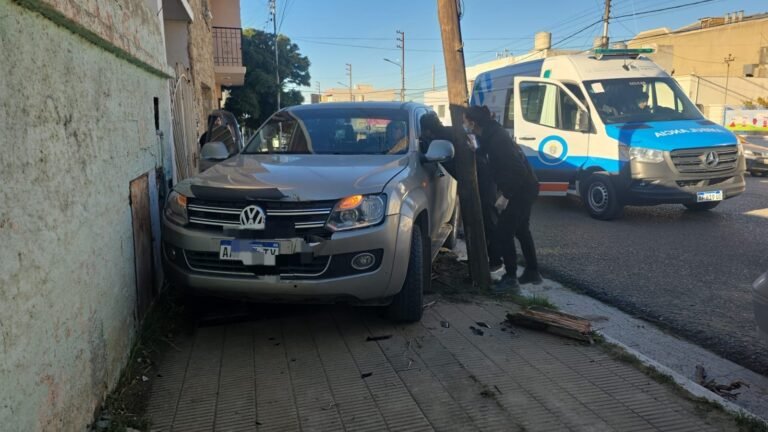 Se descompensó mientras manejaba y chocó contra un paredón