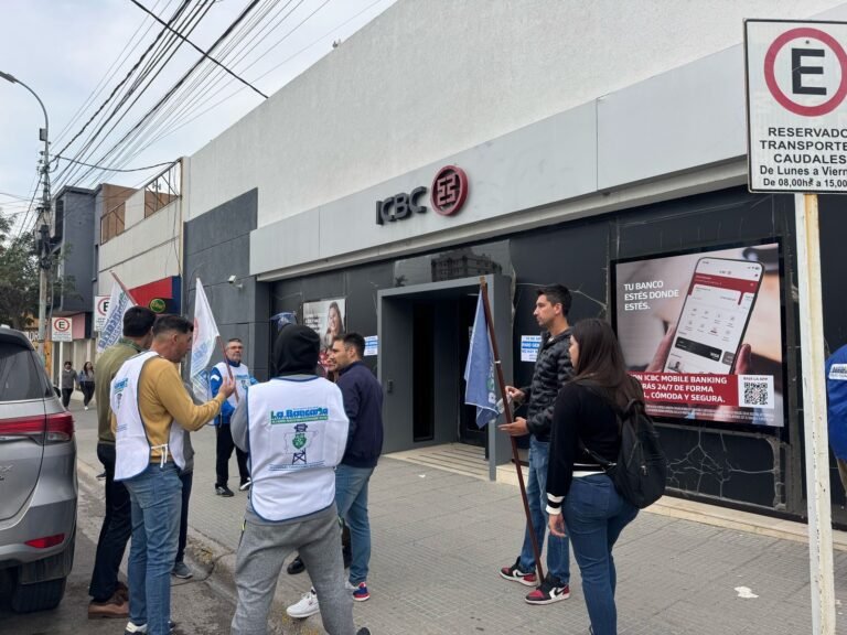 Trabajadores del banco ICBC reclaman que “abrieron las puertas a pesar de que se había pactado lo contrario”