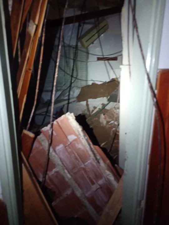 Se le cayó encima el techo de su habitación mientras dormía y murió