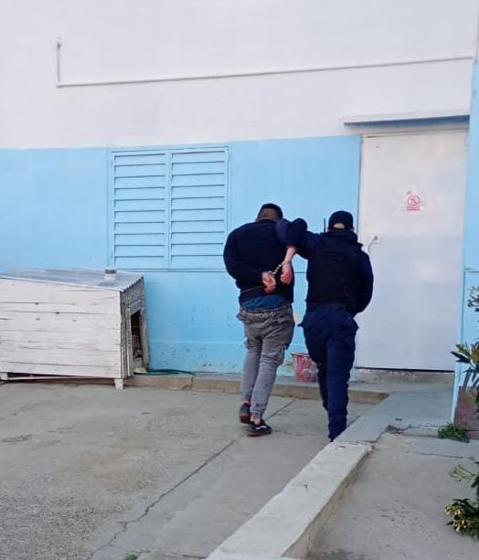 Rompió una vidriera, robó una notebook y fue detenido a pocas cuadras