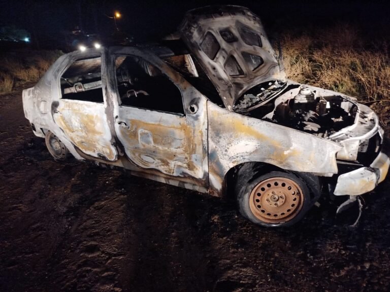 Un auto fue consumido por las llamas en el barrio Malvinas