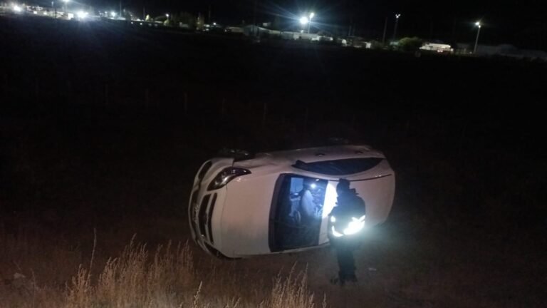 Encontraron un auto volcado en Ruta 26 y no pudieron dar con el conductor
