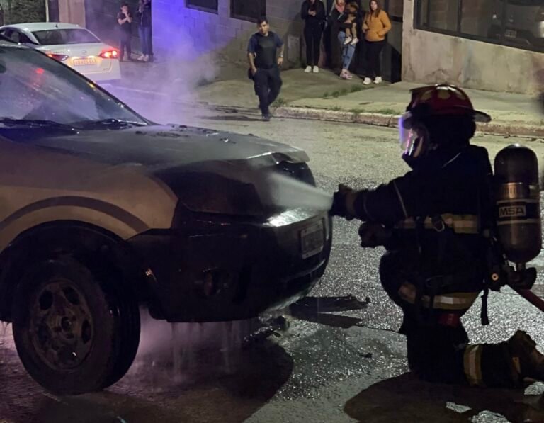 Por una falla en el motor, se le prendió fuego el vehículo