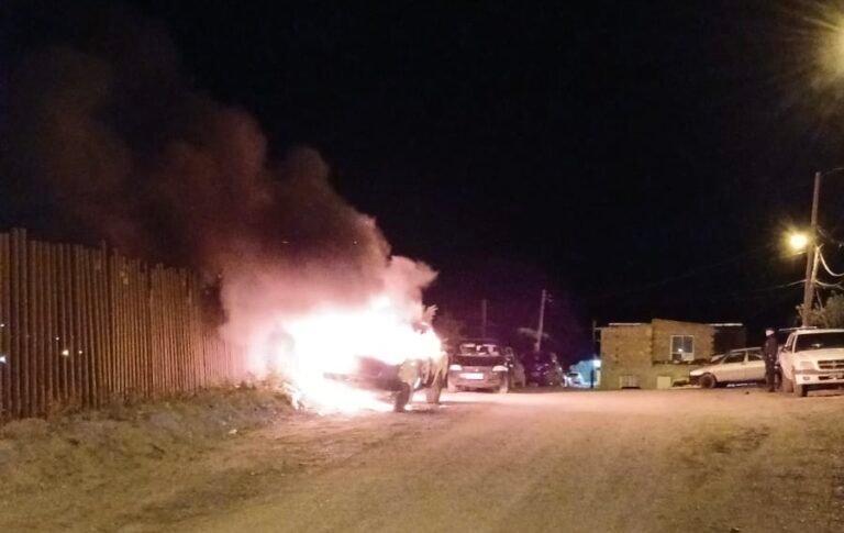Estaba durmiendo y sus vecinos le avisaron que su camioneta se estaba prendiendo fuego