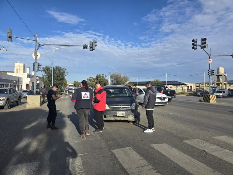 Una menor herida tras un fuerte choque en Avenida Hipólito Yrigoyen y Estados Unidos