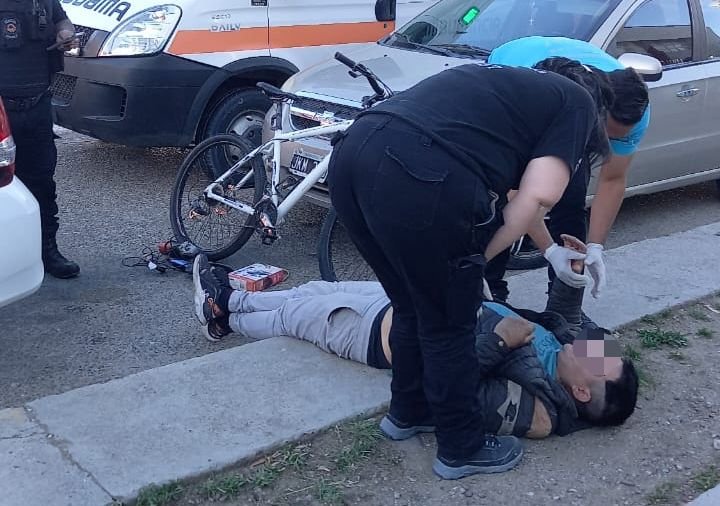 Perdió el control de su bicicleta y resultó con heridas en la cara y la rodilla