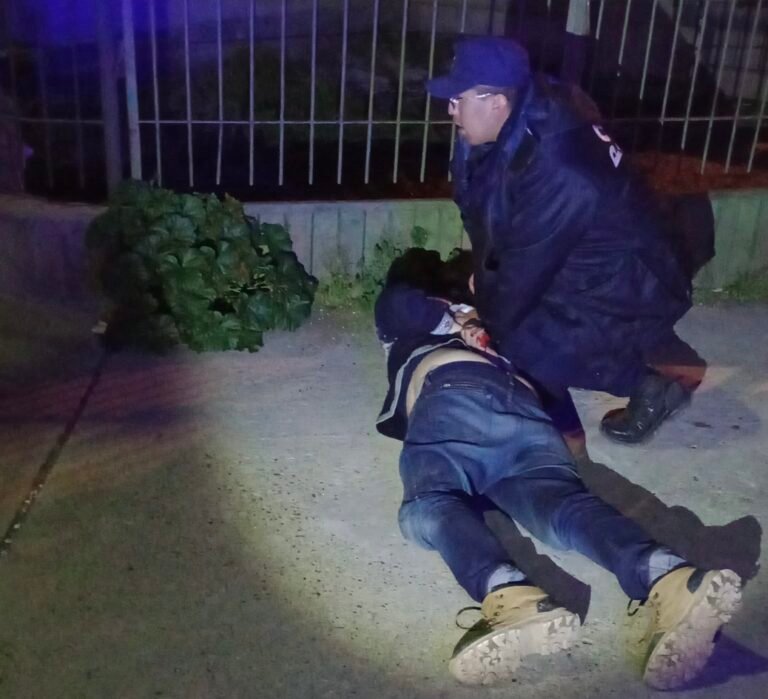 Un ladrón le tapó la cara con una campera, lo tiró al piso y le robó la mochila